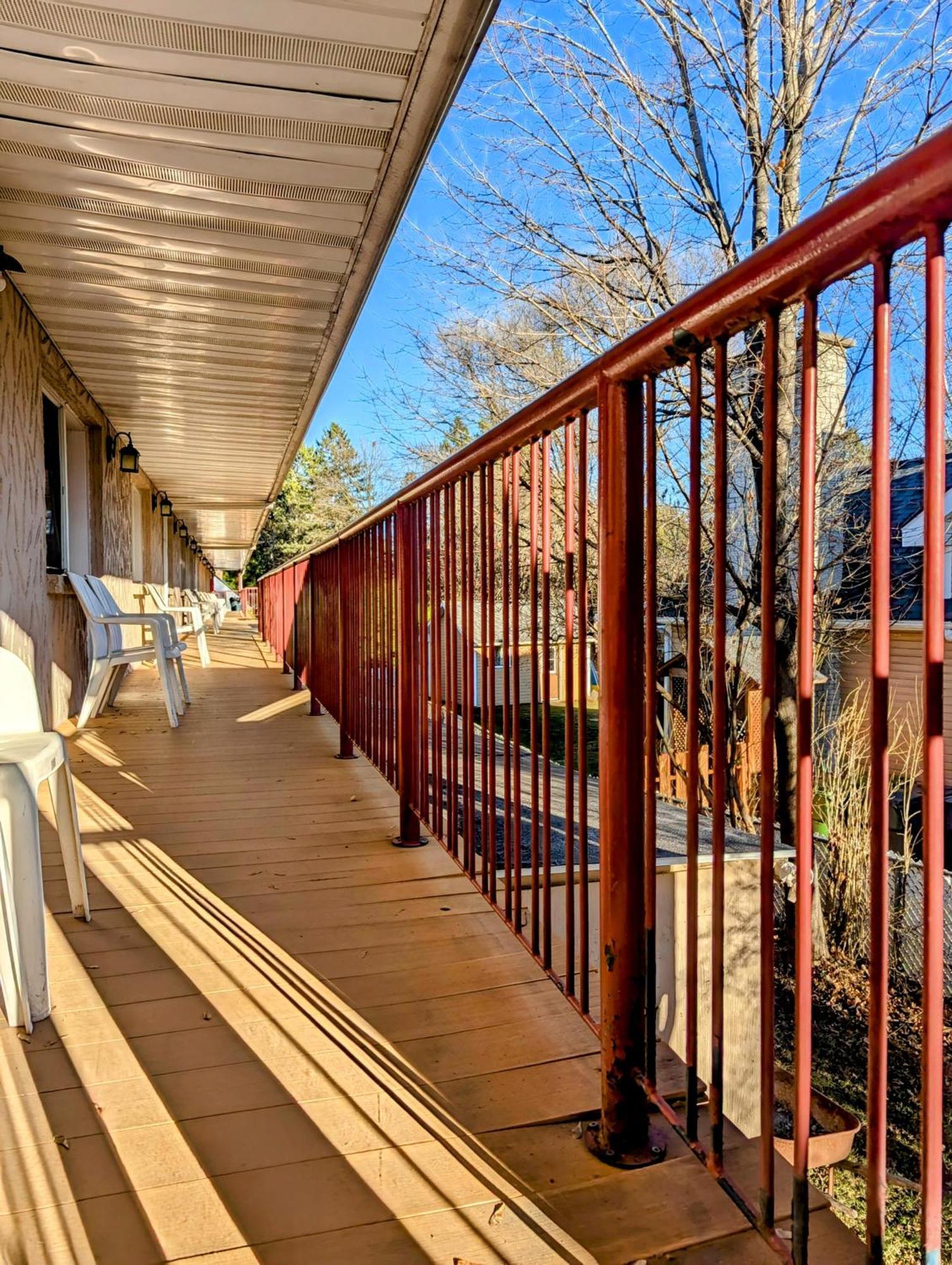 Motel Des Pentes Et Suites Saint-Sauveur-des-Monts Exteriör bild